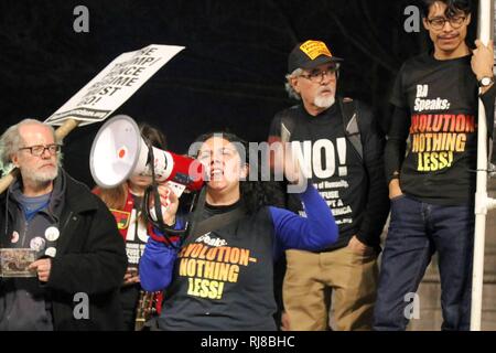 New York, NY, USA. 5. Februar, 2019. Antifaschistische Aktivisten RefuseFacism.org sammelte am Columbus Circle in Reaktion auf Donald Trump Rede zur Lage der Nation vor dem US-Kongress am 5. Februar 2019. Die Gruppe und Sympathisanten dann marschierten zum Trump Tower, der andere Protestaktionen heute, ihren Widerstand fortzusetzen. © 2019 G. Ronald Lopez/DigiPixsAgain. us/Alamy leben Nachrichten Stockfoto