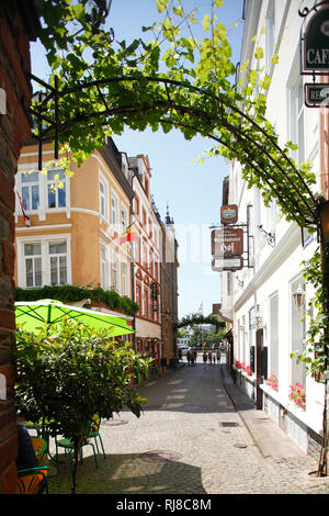 Gasse, alte Häuser in der Altstadt von Bernkastel, Bernkastel-Kues, Rheinland-Pfalz, Deutschland Stockfoto