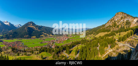 Panorama ins Ostrachtal mit Bad Oberdorf, Bad Hindelang, Imberger Horn, 1656 m, und Hirschberg, 1456 m, Oberallgäu, Allgäu, Schwaben, Bayern, alle Informationen über Stockfoto