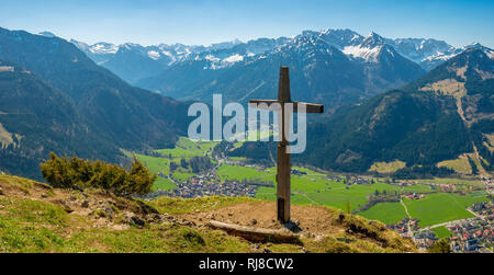 Panorama vom Hirschberg, 1456 m, ins Ostrachtal mit Bad Oberdorf und, Bad Hindelang, Oberallgäu, Allgäu, Schwaben, Bayern, Deutschland, Europa Stockfoto