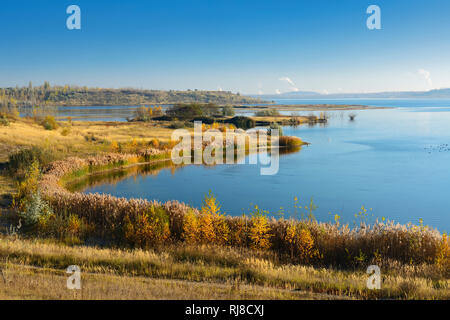 Deutschland, Sachsen-Anhalt, Geiseltalsee Mücheln, im Herbst, siehe Deutschlands größter künstlicher, hinten die Schornsteine des Chemiestandorts Leuna Stockfoto