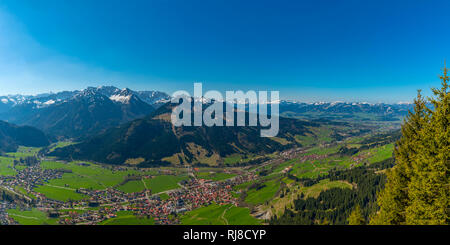 Panorama ins Ostrachtal mit Bad Oberdorf, Bad Hindelang, und Imberger Horn, 1656 m, Oberallgäu, Allgäu, Schwaben, Bayern, Deutschland, Europa Stockfoto