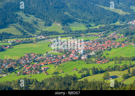 Panorama vom Hirschberg, 1456 m, ins Ostrachtal mit Bad Hindelang, Oberallgäu, Allgäu, Schwaben, Bayern, Deutschland, Europa Stockfoto