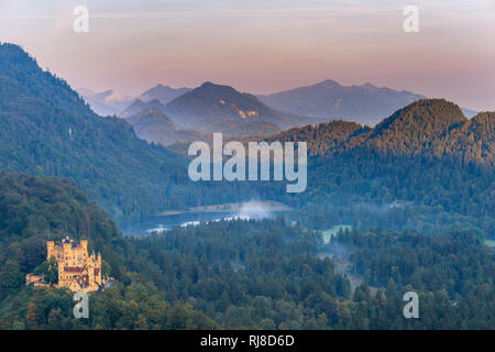 Schloss Hohenschwangau Alpsee, Schwangau bei Füssen, Allgäu, Oberbayern, Bayern, Deutschland, Europa Stockfoto