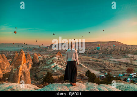 Mädchen beobachten die Ballons und genießen eine herrliche Aussicht. Kappadokien, Göreme, Türkei. Stockfoto