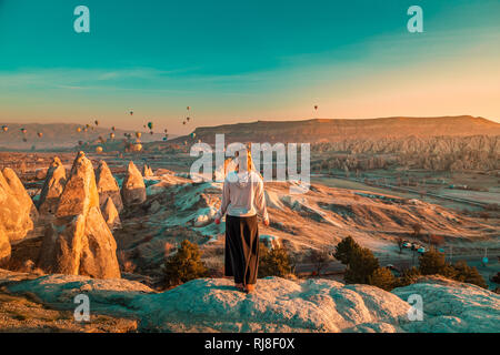 Mädchen beobachten die Ballons und genießen eine herrliche Aussicht. Kappadokien, Göreme, Türkei. Stockfoto