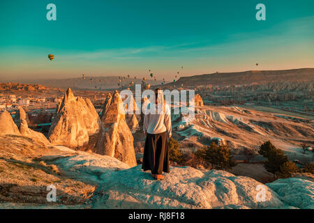 Mädchen beobachten die Ballons und genießen eine herrliche Aussicht. Kappadokien, Göreme, Türkei. Stockfoto