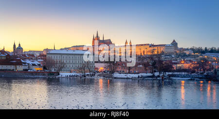 Prager Burgberg und Altstadt bei Nacht, Tschechische Republik Stockfoto