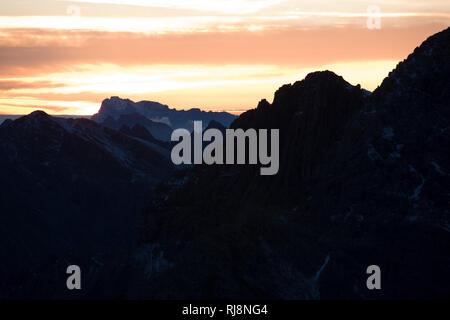 Blick auf die Zugspitze von der Oberlahmsspitze bei Sonnenaufgang, Lechtaler Alpen, Tirol, Österreich Stockfoto