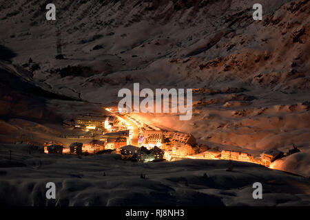 Blick von der Valluga / St. Christoph im Tal bei Nacht, Skigebiet St. Anton am Arlberg, Lechtaler Alpen, Tirol, Österreich Stockfoto