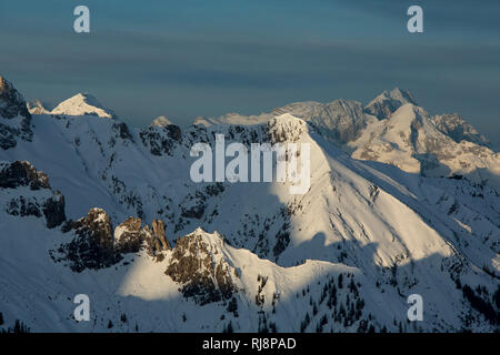 Blick von der Rappenklammspitze im Winter, Karwendel Gebirge, Tirol, Österreich, auf den Kamm des Kampenleitenkopfes, Hintergrund Zugspitze, Oberbaye Stockfoto