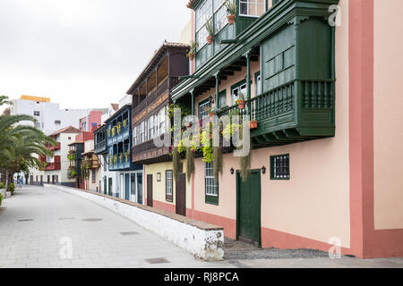 Häuserfront an der Avenida maritima, Balkonhäuser, Santa Cruz de La Palma, La Palma, Kanarische Inseln, Spanien Stockfoto