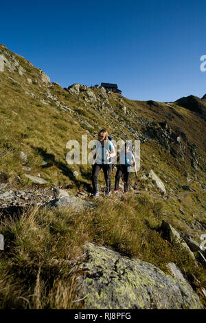 Wanderszene am Kellerjoch mit Kellerjochhütte, Tuxer Alpen, Zillertal, Tirol, Österreich Stockfoto