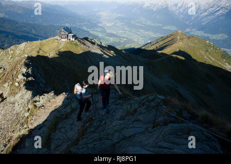 Wanderszene am Kellerjoch mit Kellerjochhütte, Tuxer Alpen, Zillertal, Tirol, Österreich Stockfoto