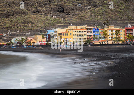 Schwarzer Strand und bunte Häuser in Puerto de Tazacorte, La Palma, Kanarische Inseln, Spanien Stockfoto