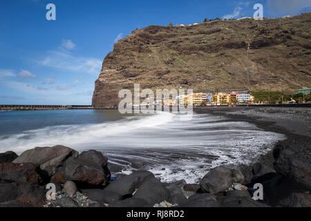 Schwarzer Strand und bunte Häuser in Puerto de Tazacorte, La Palma, Kanarische Inseln, Spanien Stockfoto