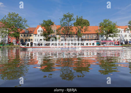 Ausflugsboot auf der Stadttrave mit Blick auf die Altstadt von Lübeck, Schleswig Holstein, Deutschland Stockfoto