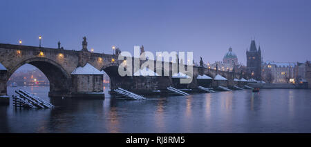 Prag im Winter, Blick auf die Karlsbrücke bei Nacht Stockfoto