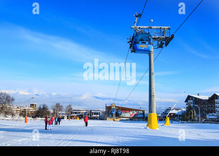 Bansko, Bulgarien - Januar 22, 2018: Winter Skigebiet Bansko mit Skipiste, Kabinen, Menschen und Berge Stockfoto