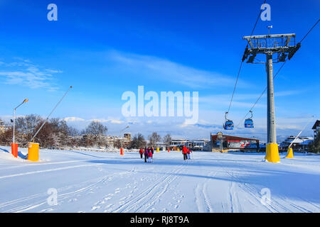 Bansko, Bulgarien - Januar 22, 2018: Winter Skigebiet Bansko mit Skipiste, Kabinen, Menschen und Berge Stockfoto