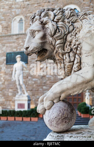 Lion Statue an der Loggia dei Lanzi im Palazzo Vecchio, Florenz. Lion Medici, Florenz Sehenswürdigkeiten Stockfoto