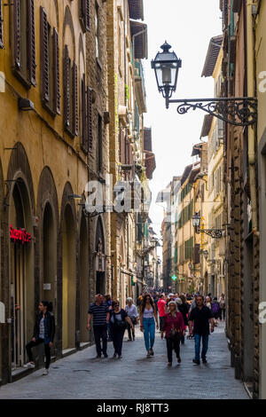 Touristen zu Fuß durch eine enge Gasse in der Altstadt Stockfoto
