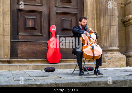 Musiker spielen ein Cello in den Straßen der Altstadt Stockfoto