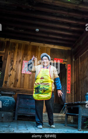 Nachkomme der Besitzer von Ouyang Innenhof - ein Beispiel mit Drei-in-eins Bai Volksarchitektur, in denen eine Wand schützt drei Residenzen, Shaxi, h Stockfoto