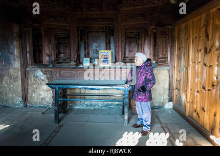 Nachkomme der Besitzer von Ouyang Innenhof - ein Beispiel mit Drei-in-eins Bai Volksarchitektur, in denen eine Wand schützt drei Residenzen, Shaxi, h Stockfoto