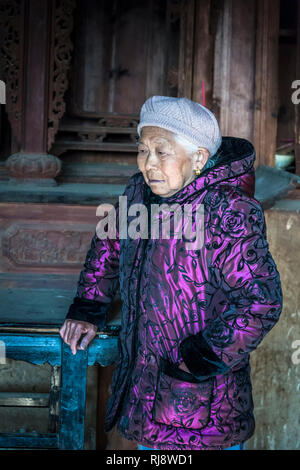 Nachkomme der Besitzer von Ouyang Innenhof - ein Beispiel mit Drei-in-eins Bai Volksarchitektur, in denen eine Wand schützt drei Residenzen, Shaxi, h Stockfoto