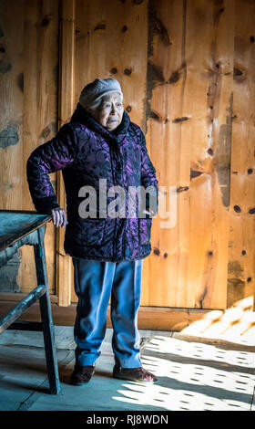 Nachkomme der Besitzer von Ouyang Innenhof - ein Beispiel mit Drei-in-eins Bai Volksarchitektur, in denen eine Wand schützt drei Residenzen, Shaxi, h Stockfoto