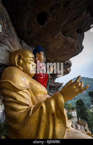 Baoxiang Tempel, auch als Affe Tempel bekannt, ist eine alte buddhistische Tempel auf einem Felsen gebaut, zur Shibao-pagode Berg (Shibaoshan), Provinz Yunnan, China Stockfoto