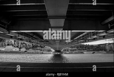 Schwarz & Weiß Erzsebet Brücke in Budapest, 2018. März Stockfoto