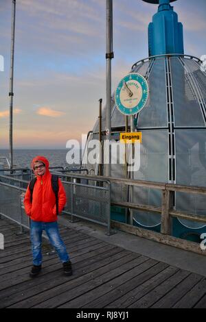 Blick auf das Tauchen Gondel auf der Seebrücke Sellin auf Rügen in Deutschland Stockfoto