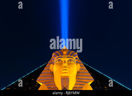 Große Sphinx von Gizeh und Himmel Lichtstrahl der Luxor Hotel und Casino in Las Vegas Nevada USA Stockfoto