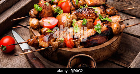 Fleisch Shish Kebab mit Pilzen und Gewürzen. traditionellen russischen Schaschlik. Lange banner Stockfoto