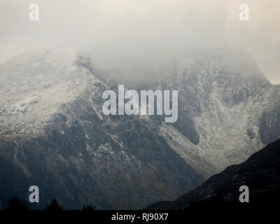 Schnee kommt in North Wales auf Snowdonia, Mittwoch, 21. November 2018. Ogwen Valley Stockfoto