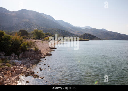 Blick auf das Meer und die Berge Montenegro im Balkan. Berge und Inseln. Stockfoto