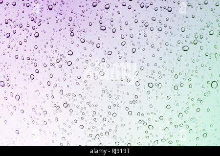 Farbverlauf Regentropfen auf dem Fenster Stockfoto