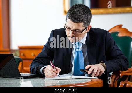 Kaufmann im Büro Stockfoto