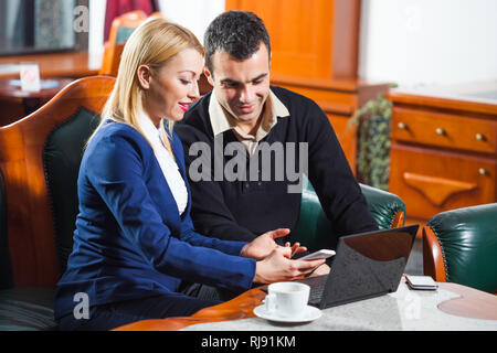 Geschäftsleute im Büro Stockfoto