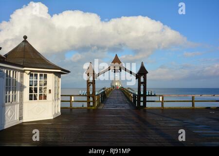 Blick durch eine hölzerne Arch diving Gondel auf der Seebrücke Sellin auf Rügen in Deutschland Stockfoto