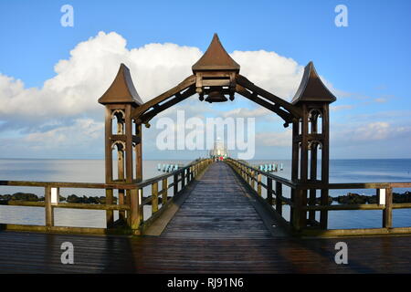 Blick durch eine hölzerne Arch diving Gondel auf der Seebrücke Sellin auf Rügen in Deutschland Stockfoto