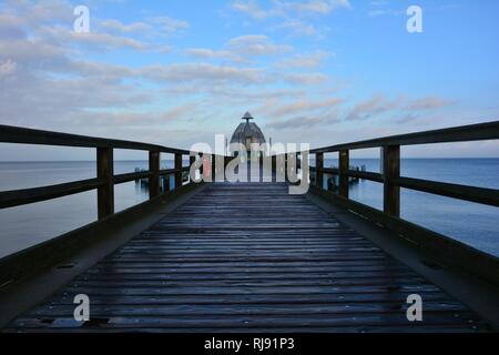 Blick auf das Tauchen Gondel auf der Seebrücke Sellin auf Rügen in Deutschland Stockfoto