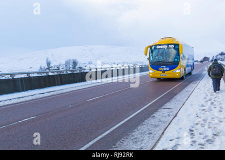 Scottish citylink irizar Bus 915 nach Glasgow entlang einer 82 Straße Reisen auf Winter Tag mit Schnee um an Rannoch Moor, Highlands, Schottland im Winter Stockfoto