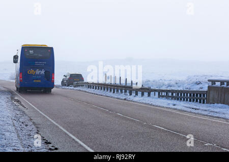 Scottish citylink Trainer 915 Fahrzeug entlang der A82 Straße am Tag der Winter mit Schnee um an Rannoch Moor, Highlands, Schottland im Winter Stockfoto