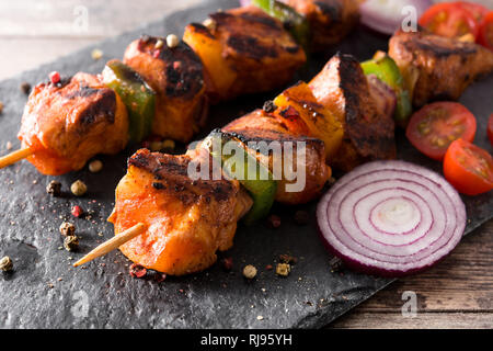 Hühnchen Shish Kebab mit Gemüse auf schwarzen Stein Stockfoto