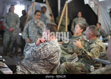 Texas Army National Guard Oberst Scott M. Mac Leod, Brigade Commander für die 136 Manöver Verbesserung Brigade spricht zu seinen Offizieren während eines Kommandanten kurze aktualisieren. Texas Gardisten aus der 136 Manöver Verbesserung Minuteman "Brigade, Heimat Response Force Paket von Round Rock, Texas, übte ihre Disaster Response Fähigkeiten während eines Kommandostellenübung in Fort Hood, Oktober 29 - November 3, 2016. Die minuteman Brigade ist Hüter der FEMA Region VI Heimat Response Force Mission, die eine Mission ready"-Task Force zur Unterstützung der lokalen, staatlichen und föderalen Beamten bietet Stockfoto