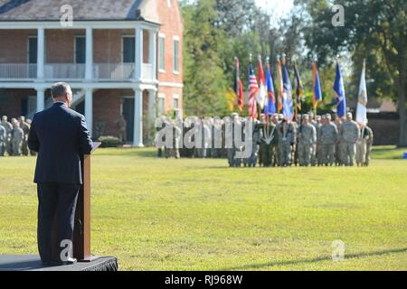 Louisiana reg. John Bel Edwards Adressen Soldaten und Flieger mit der Louisiana National Guard und dem Belize Defence Force während einer Feier zum 20. Jahrestag der Stare Partnership Program (SPP) zwischen La und Belize im Nov. 4, 2016 zu gedenken, an Jackson Kasernen, New Orleans, La. Das Louisiana-Belize Partnerschaft ist einer der Ältesten im Programm und wurde am 23. April 1996 gegründet. SPP ist ein US-Verteidigungsministerium, das von der National Guard verwaltet, dass links die einzelnen US-Staaten mit den Partnerländern rund um die Welt. Stockfoto