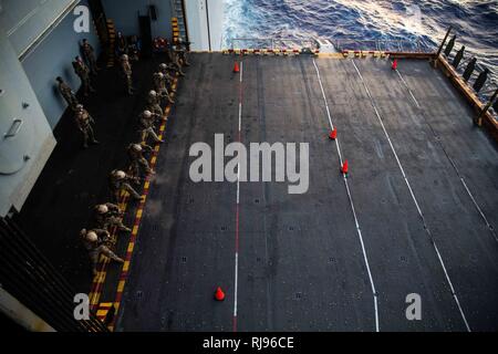 Pazifischer Ozean, auf See (2. November 2016) - Marines mit dem Maritimen Raid-Kraft, 11 Marine Expeditionary Unit, Durchführung der Bekämpfung der Treffsicherheit und close-quarters Taktik Training während einer "deck Schießen" an Bord der USS Makin Island (LL 8), während flott in den Pazifischen Ozean, November 2, 2016. Als eines der Manöver Elemente des MEU, Spezialitäten der MRF bestehen aus Besuchen, Board, Suche, und Beschlagnahme Missionen auf gegen Schiffe auf See durchgeführt, und der begrenzten Umfang Boden Raids. Die 11 MEU, Teil der Makin Island Amphibious Ready-Gruppe, die in den USA 7 Flotte Verantwortungsbereich Stockfoto